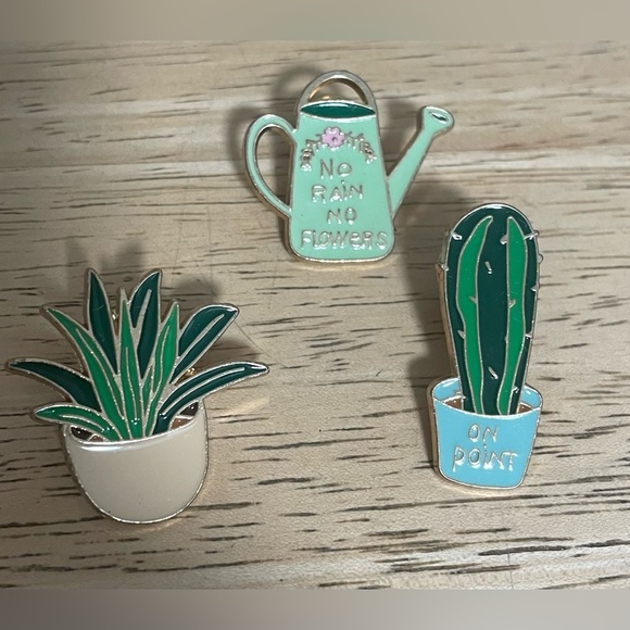 12 various pins; garden, sun, moon, lightening, cloud, lips, mushroom, aliens - Picture 4 of 5